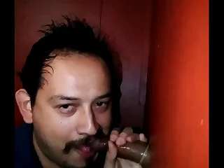 Pedro Pablo Luis, seorang pria Meksiko, menggoda dan menyenangkan di webcam, dengan ahli membelai dan menghisap kejantanan kolosalnya. Tangan dan mulutnya yang ahli bekerja secara harmonis untuk memberikan penampilan yang tak terlupakan.