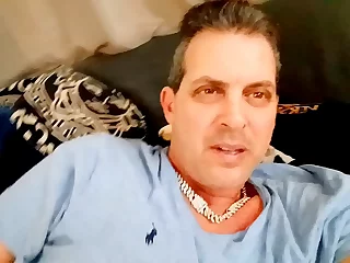 POV-Video von einem Verbindungsjungen, der sich einem durchgesickerten Sexvideo mit seinem Stiefvater, einem berühmten Pornostar, für eine dampfende schwule Masturbationssitzung anschließt. Sie teilen eine versaute, intime Begegnung, die in einem heißen Cumshot gipfelt.