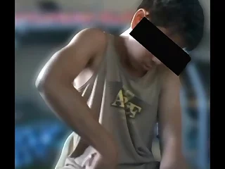 食欲をそそるきらめきである18歳のヤコルは、この蒸し暑いビデオで彼の若々しい魅力を誇示しています。 彼の細い体と熱心なコックは、満足のいくクライマックスに至り、魅力的な組み合わせを作ります。