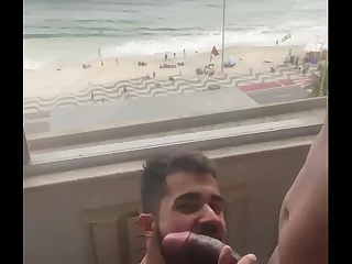 دو همجنس باز, سیاه و سفید, لذت بردن از یک جلسه داغ توسط ساحل. مرد سیاه و سفید ماهرانه deepthroats شریک زندگی خود را 27cm دیک, منجر به یک کرم پای کثیف.