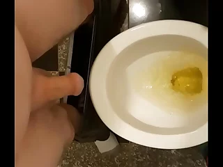 见证一个人在厕所里放松自己，溪流溅入碗中。 该视频捕捉了高清撒尿的亲密行为，提供了阴茎和尿液流的特写视图。