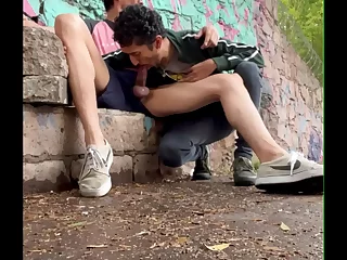 Chicos gays aficionados se conectan para divertirse oralmente y tener una intensa acción anal, intercambiando mamadas y sexo crudo. El cruising gay mexicano conduce a videos porno gay amateur de sexo gay amateur.