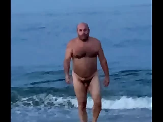 裸のビーチの周りを巡航して、私は大きなペニスを持ったかわいい男を見つけました。 彼に加わって、私たちはビーチの他の人に気付かない蒸し暑い屋外アクションにふける。