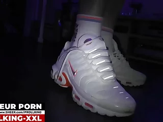 Berlin's bad boy flaunts his thick, cut monstercock, teasing with socks and sneakers before a massive cumshot. Expect a wild ride with this amateur prollboy and his cockpump.